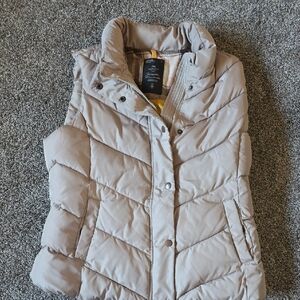 GAP Quilted Puffer Vest in Light Beige - Women